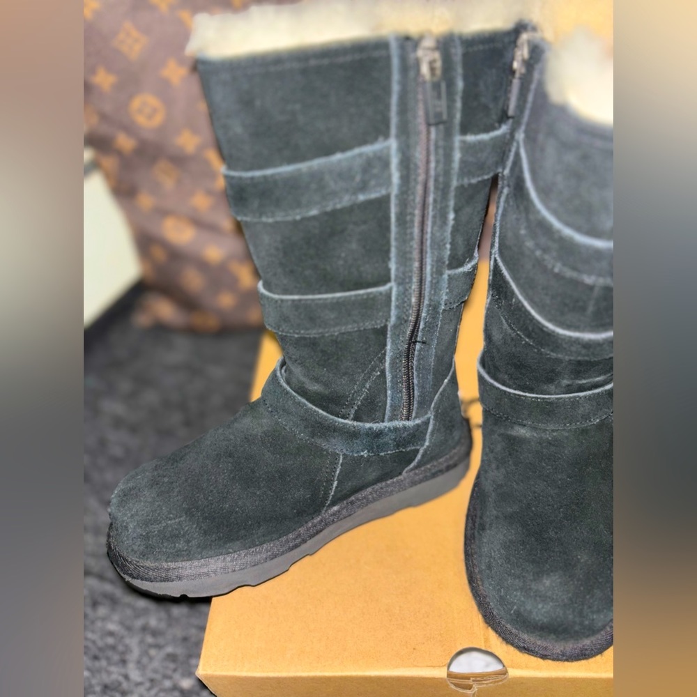 UGG - Picture 8 of 10
